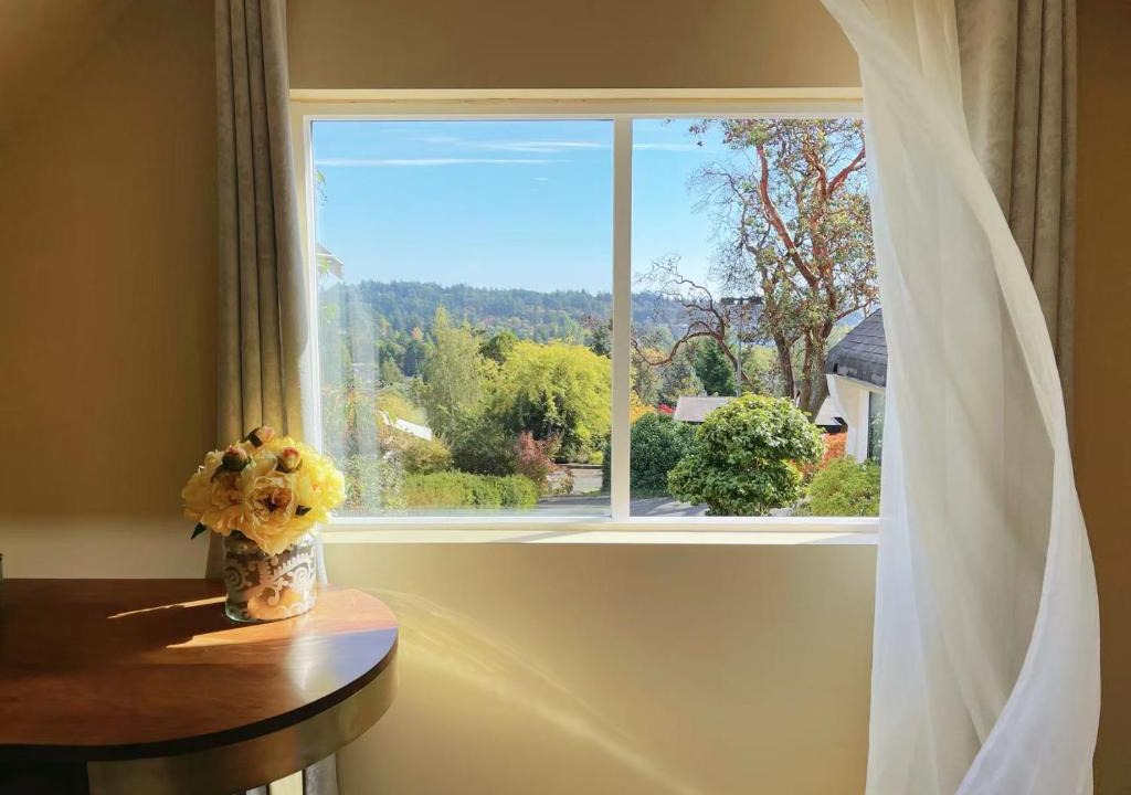 Saanich East House | UVIC Ocean View Private Guesthouse