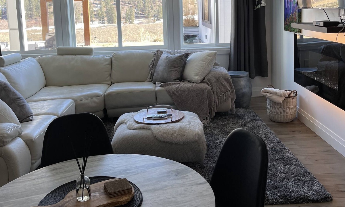 Central Okanagan House | Valleyview 2 Bedroom with Hot Tub and Games Room