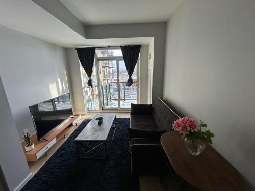 Harwood Apartment | Vibrant 1 Bedroom Condo Apt