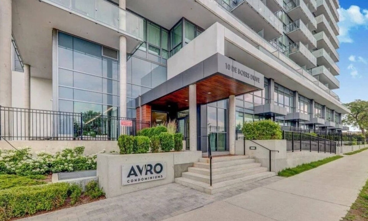 Bathurst Manor Condo | Vibrant Toronto Retreat: Gym, BBQ & Rooftop Views
