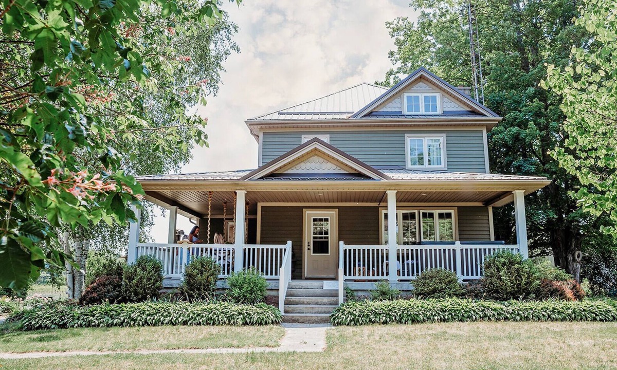Waterford Other | Vintage Farmhouse with Hot Tub on Vineyard