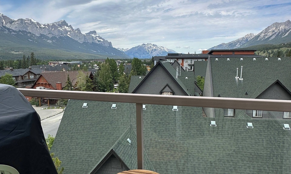 Canmore Apartment | W400 Top Floor Canmore Stay- A/C, Free Parking, Gym, Mtn view, Central, 2BR, 2BT