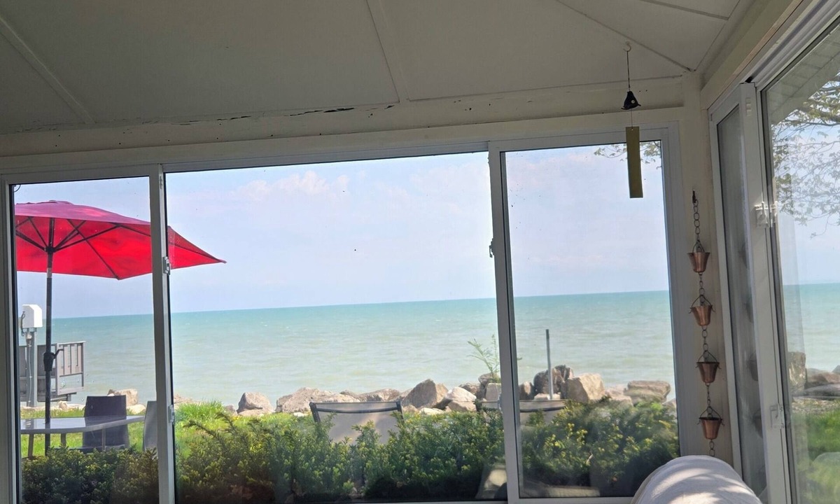 Kingsville Cottage | Walden on Erie l 3 Bedrooms l Lakefront l Dog Friendly