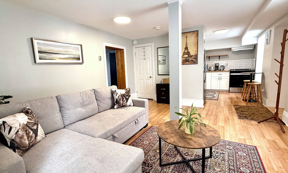 Guelph Apartment | Walk-out Suite Close to DT | U of G | GGH Fast Wifi & Parking