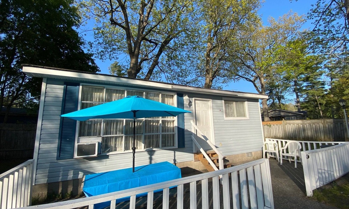 Wasaga Beach Cottage | Walk to Beach 1 Sleeps 9 Free Parking & WiFi