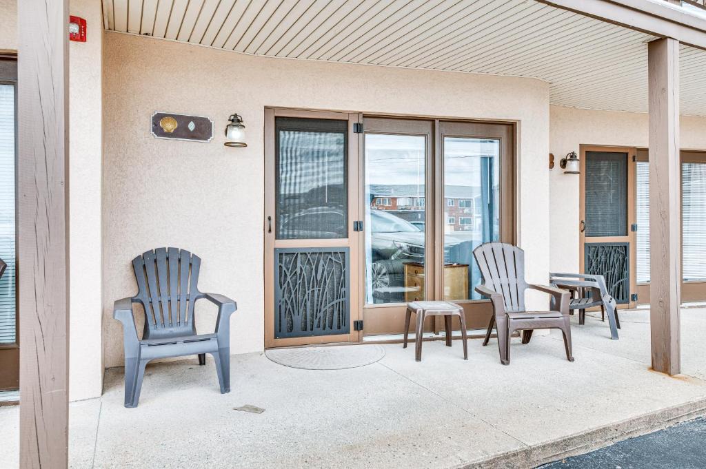 Old Orchard Beach Apartment | Walk to Old Orchard Pier: Cozy Beachfront Condo!