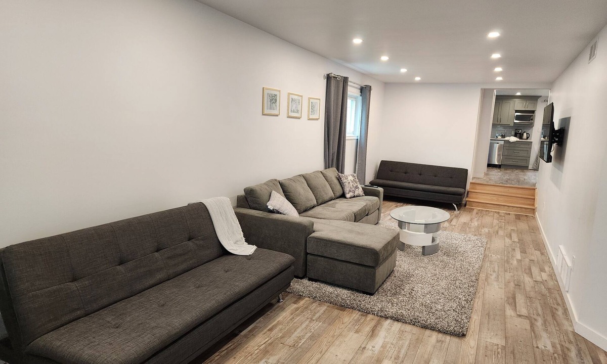 Niagara Falls House | Walk to the Falls & Attractions! Modern, clean & comfortable 4 bedroom house