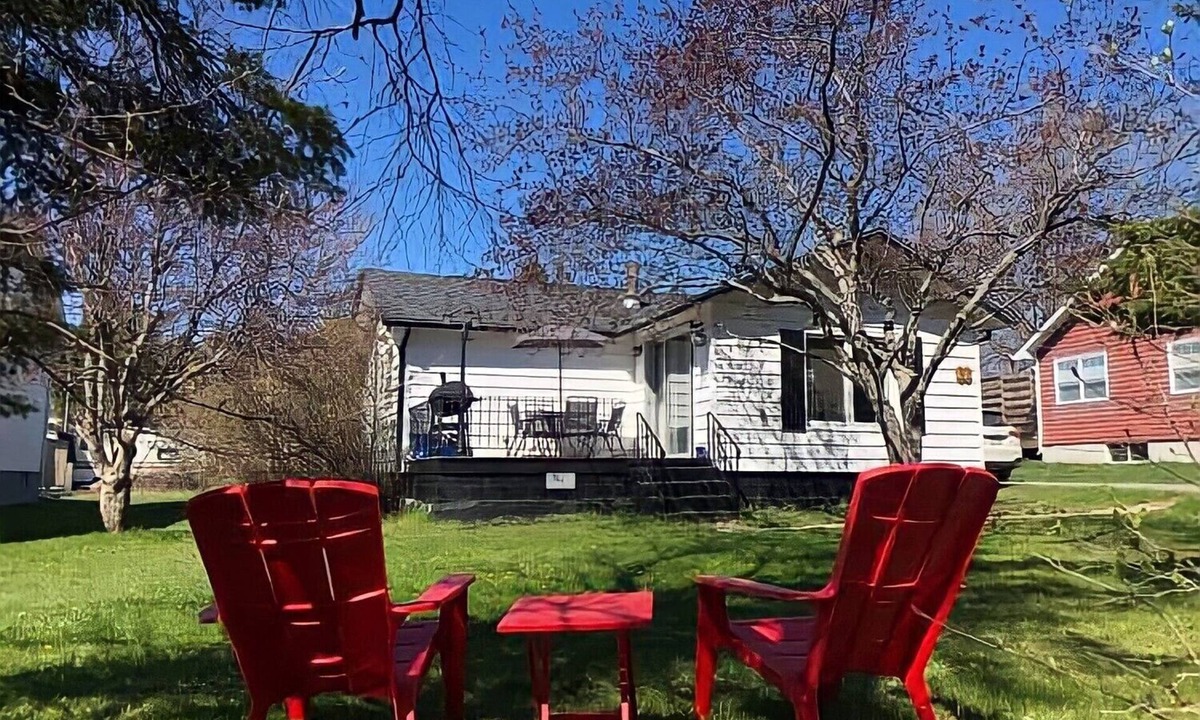 The Bluff Ski Chalet | Walking distance to Parlee Beach | 3 bedrooms | BBQ | fireplace | dogs allowed