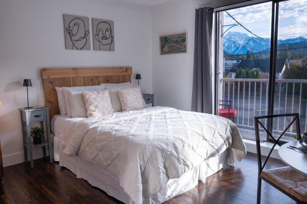 Harrison Hot Springs Apartment | Wanderlust Studio Suite with Private Patio