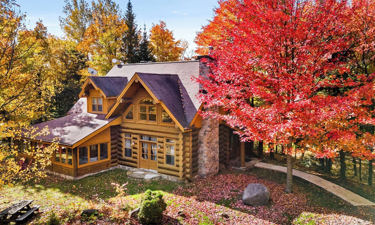 Fiddler Lake Resort Ski Chalet | Warm Chalet “Cozy Bear’s Den” near Saint-Sauveur in gated community resort!