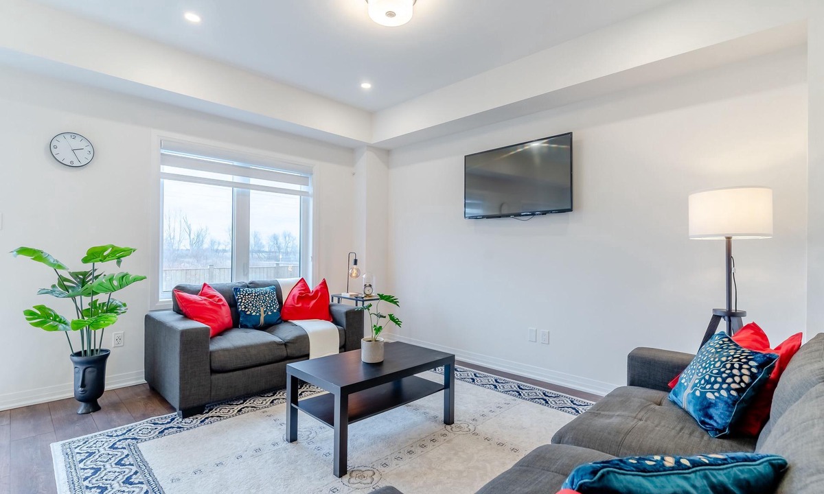County of Brant House | Warm & Stylish Winter Getaway | Luxury 4BR Home | Spotless | 100% Private
