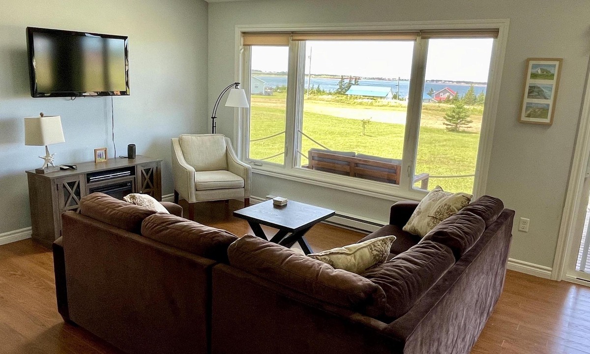 Darnley Cottage | Water view cottage - Walk to Thunder Cove Beach!
