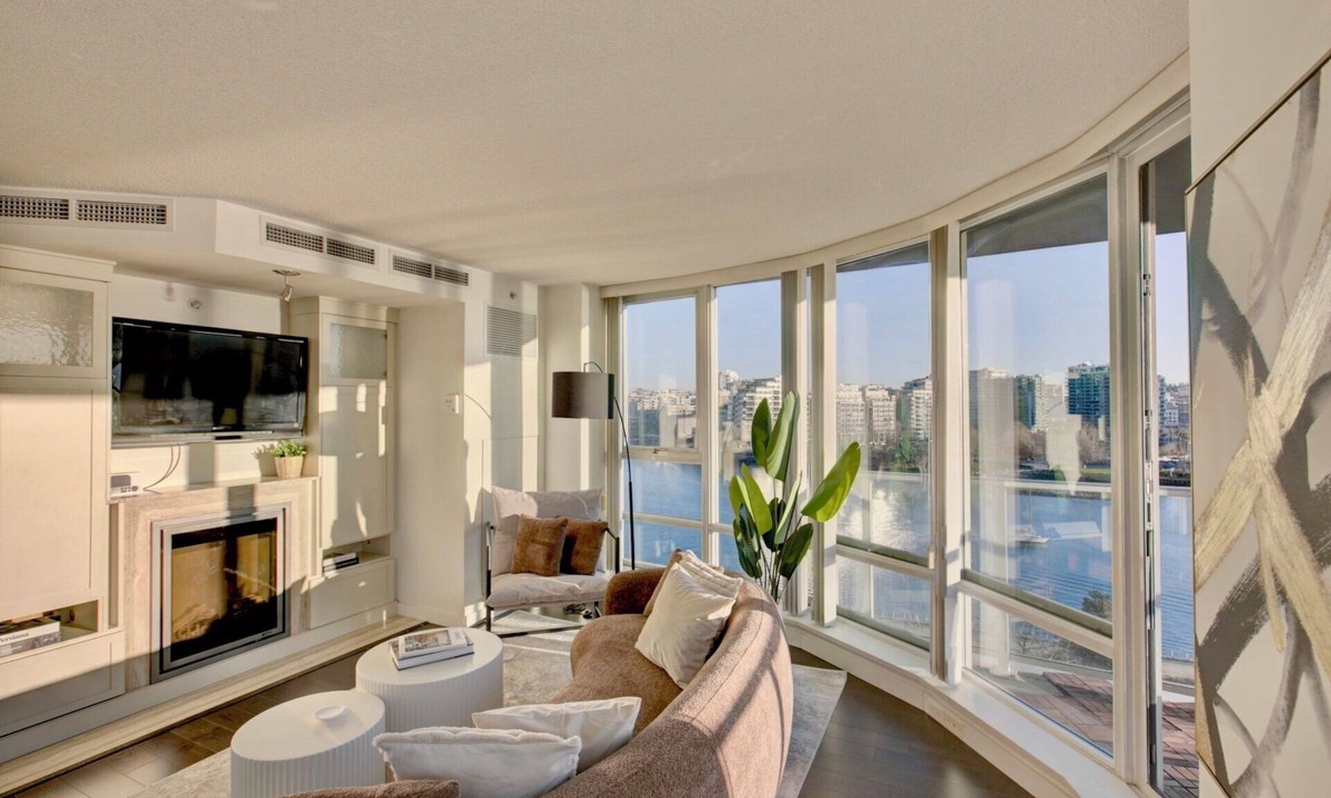 Yaletown Apartment | Water views 3 bedroom suite