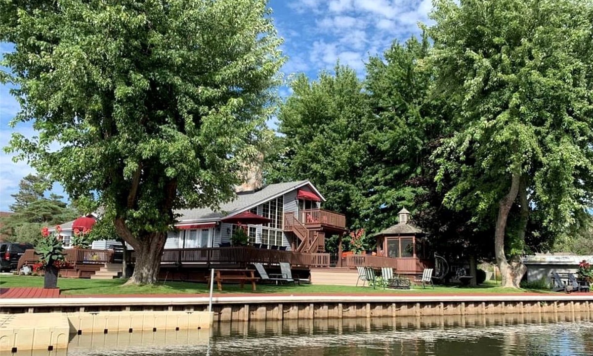 Long Point House | Waterfront Cabin Ideal for Groups and Amazing Living Spaces in Ontario