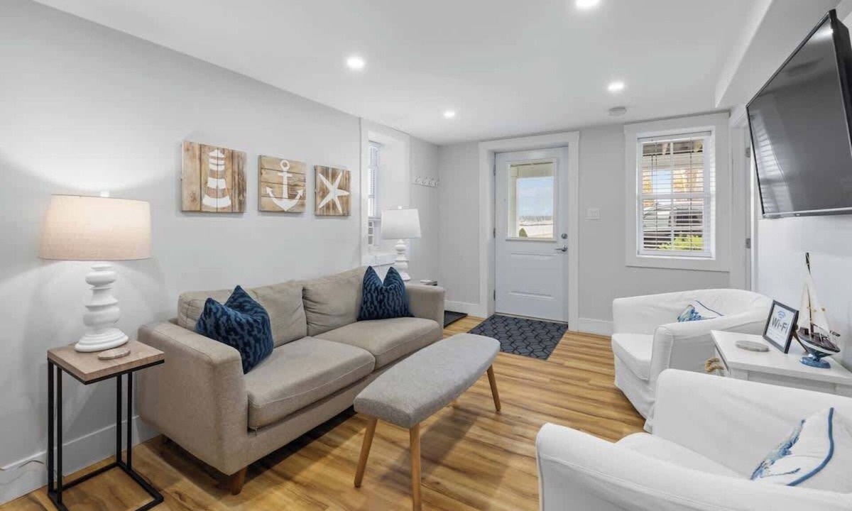 Queens Square Condo | Waterfront Cozy 1 Bedroom Condo Downtown Ch'town