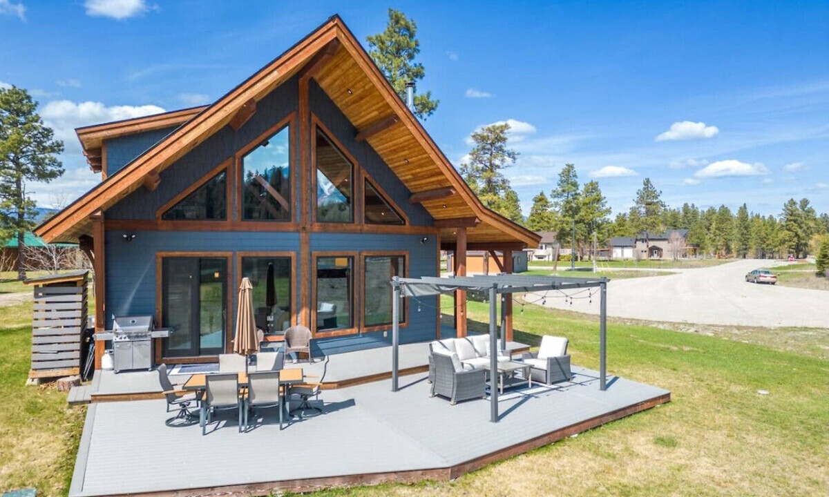 East Kootenay Apartment | Waterfront Lodge | Private Dock | Rocky Mountains