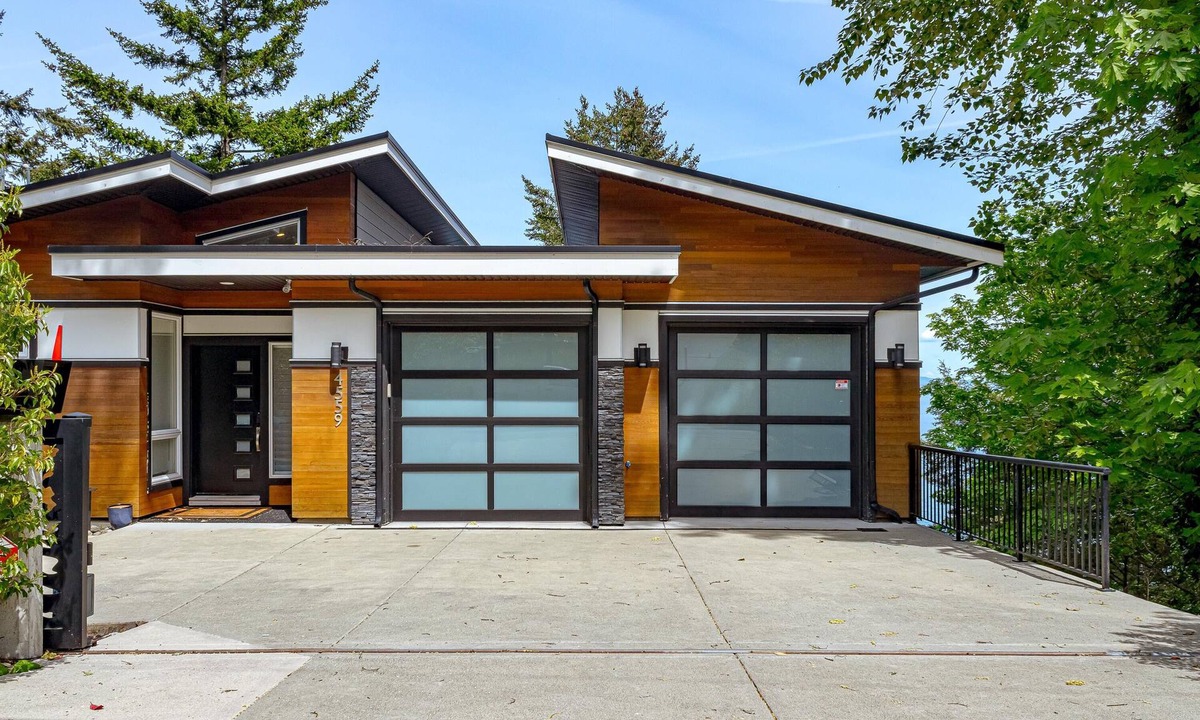 Gordon Head House | Waterfront Luxury with Beach Access