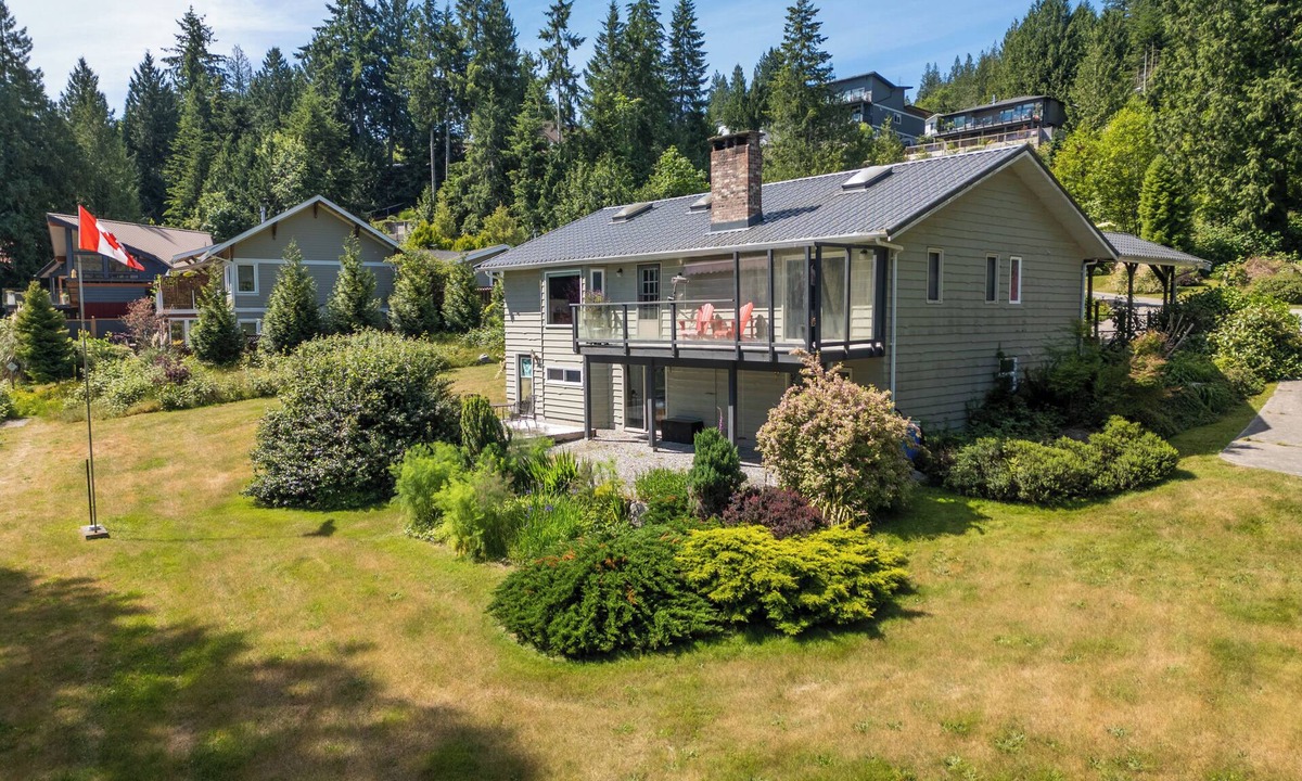 West Porpoise Bay House | Waterfront Retreat, Beach Access, Group Friendly, Sleeps 14