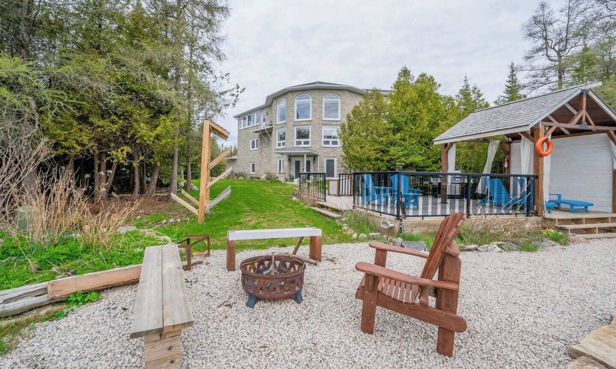 Stokes Bay Cottage | Waterfront | Sauna | Kayaks | Sunsets | Dog Run
