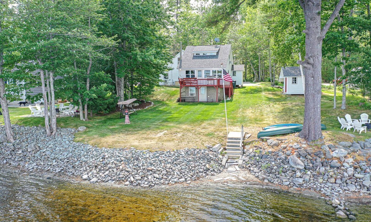 Eddington House | Waterfront Victoria Cottage,Kayaks,paddle board and canoe Included, Dogs Welcome