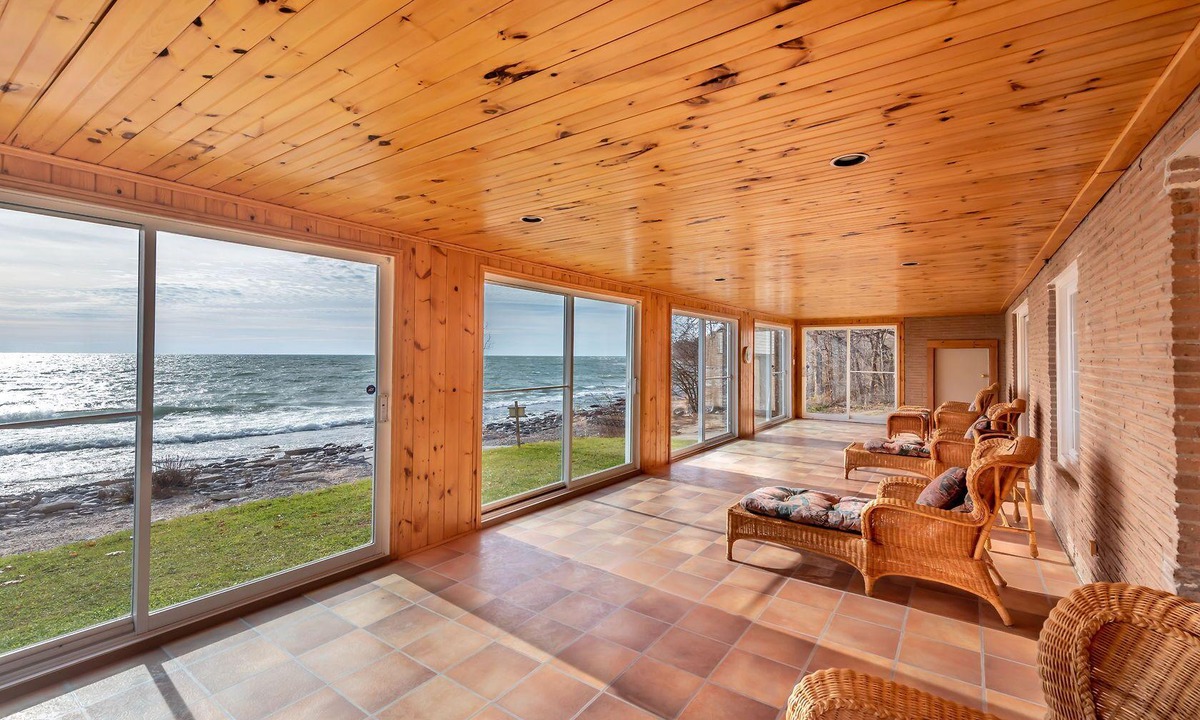 Dunnville House | Waterfront with $1M view!