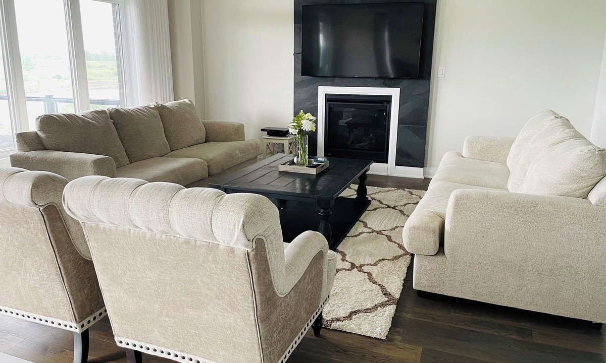 Welland Bed & Breakfast | Waterview Estates Luxurious Living 20 min to Niagara Falls. Backing to a water