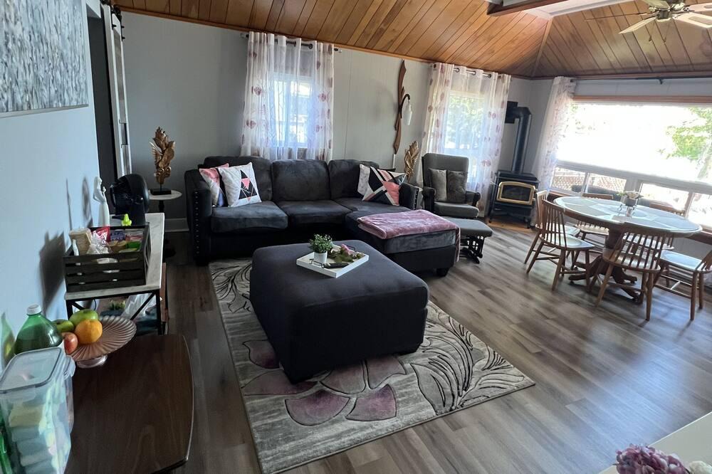 Bolsover House | Welcome to a cozy cottage nestled in a heart of nature right on kawartha lakes.