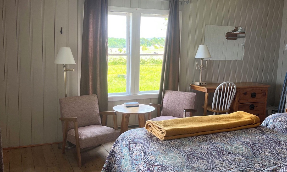 Smiths Cove Cottage | Welcome to our seaside haven.nLarge self sufficent cottage on the shore.