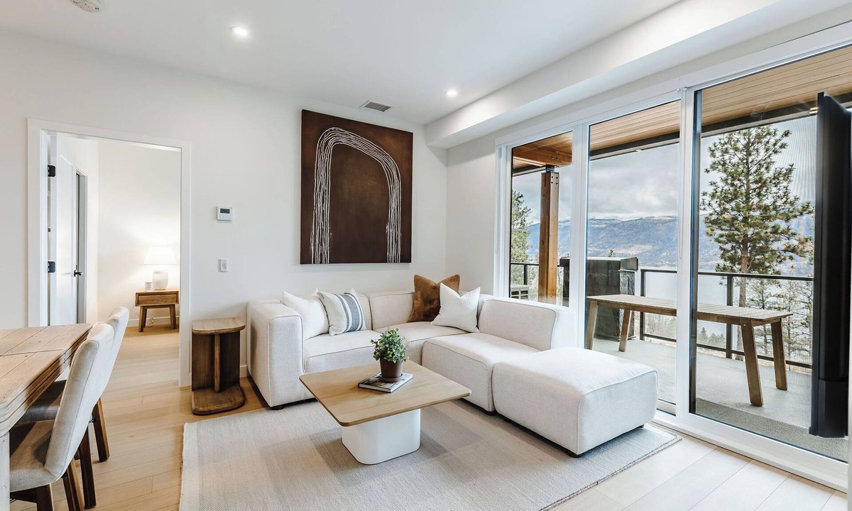 Central Okanagan Condo | Welcome to Zara at Lakestone! A premier lakeside community with pickleball courts, a gym & sauna. Zara Serenity is your high-end retreat, near wineries, golf clubs & Okanagan Lake. Features a well-equipped kitchen with new appliances.