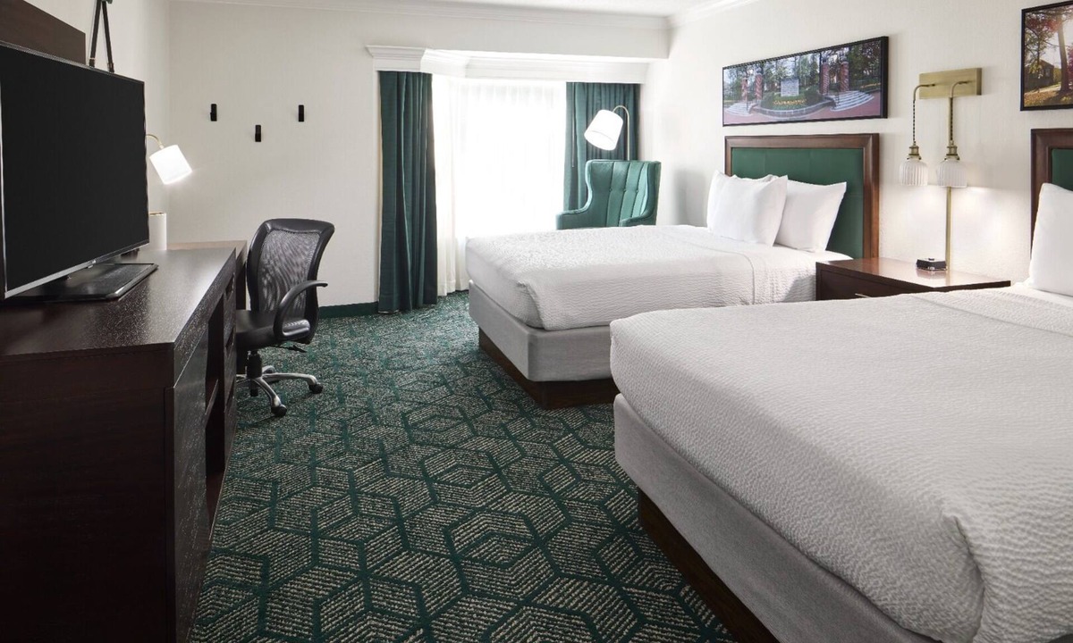 Athens Hotel | Welcoming Athenian Charm with Three Family-Ready Spacious Rooms! Seasonal Pool!
