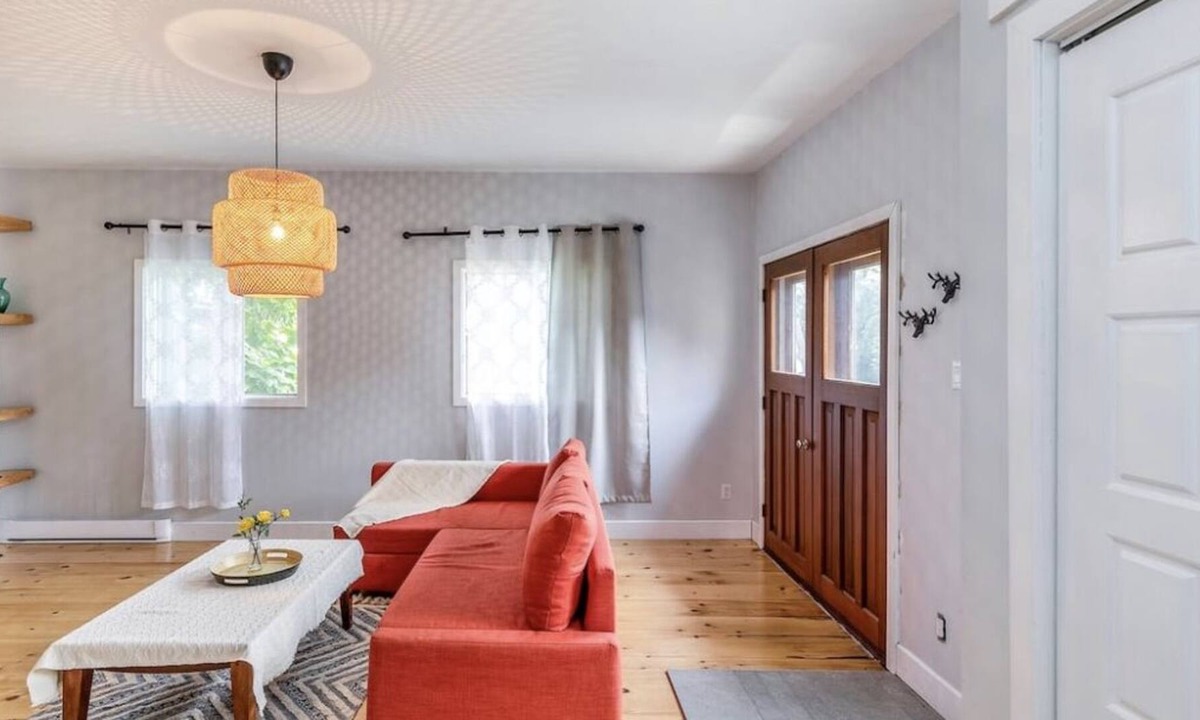 Laprairie Apartment | Well Located, Quite and Comfortable House