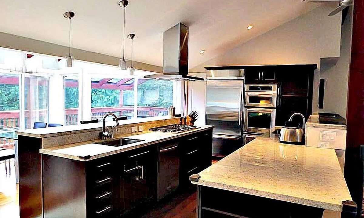 Vancouver House | WEST VANCOUVER 3 Bedroom /3 Bath LUXURY UPPER LEVEL SUITE