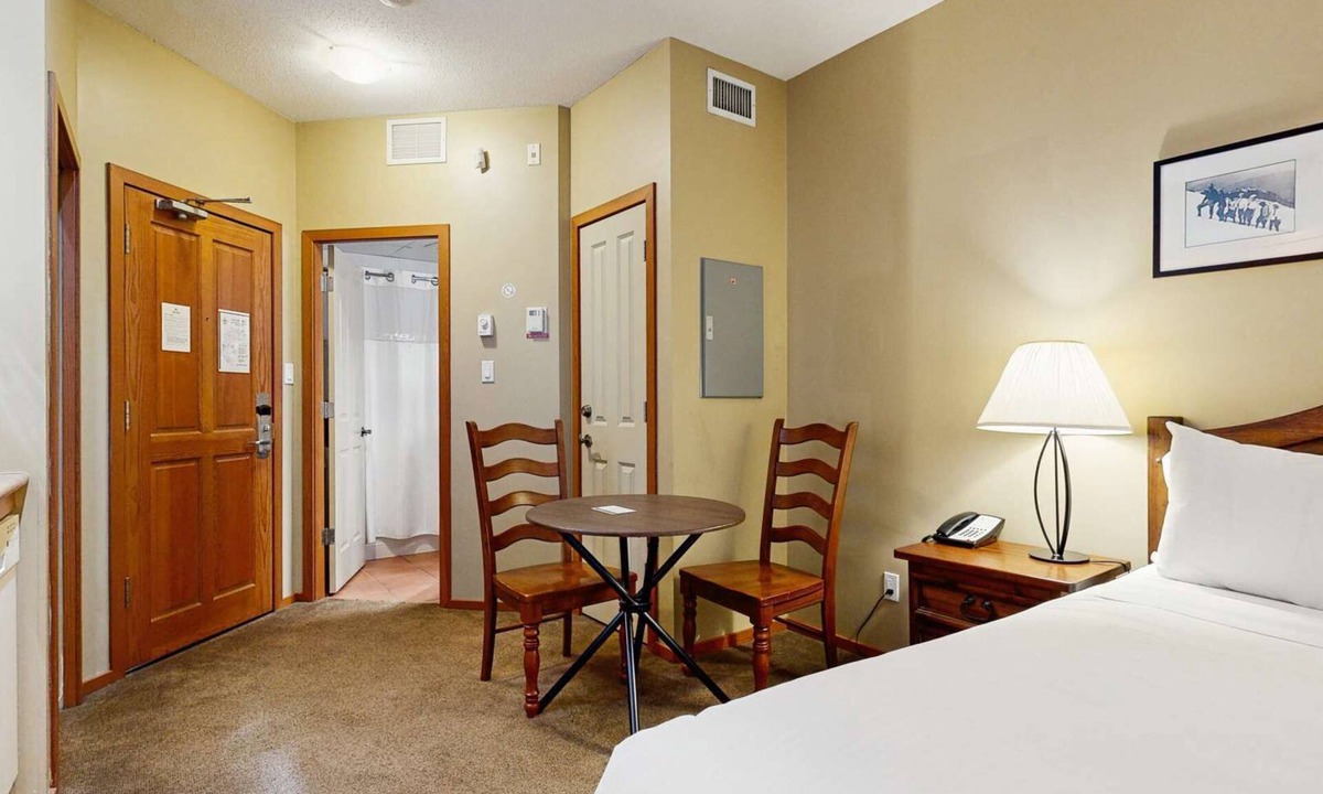 Village North Hotel | Whistler - Cascade Lodge 117