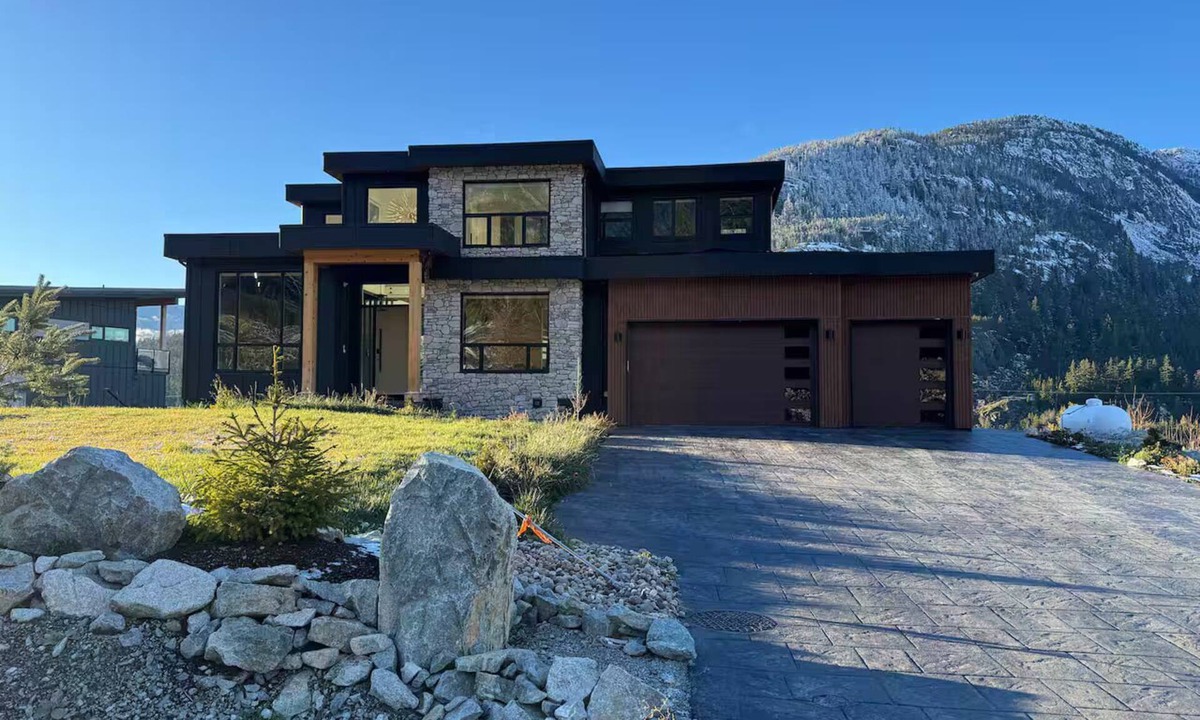 Sea to Sky Highway House | Whistler Mountain Mist Retreat with hottub/pooltable