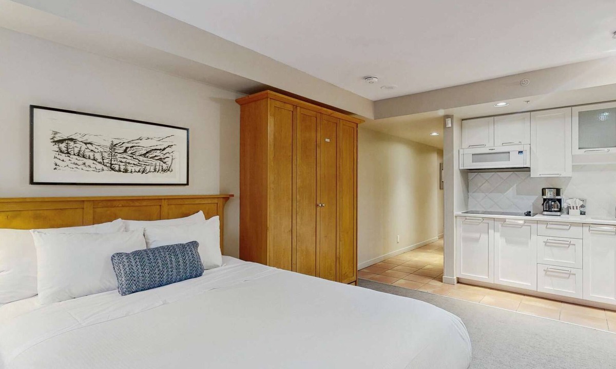 Whistler Village Hotel | Whistler - Whistler Peak Lodge 210