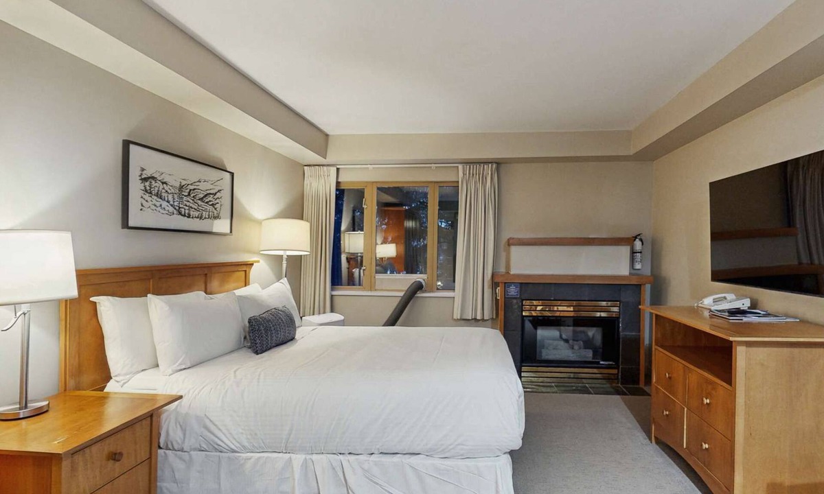 Whistler Village Hotel | Whistler - Whistler Peak Lodge 211