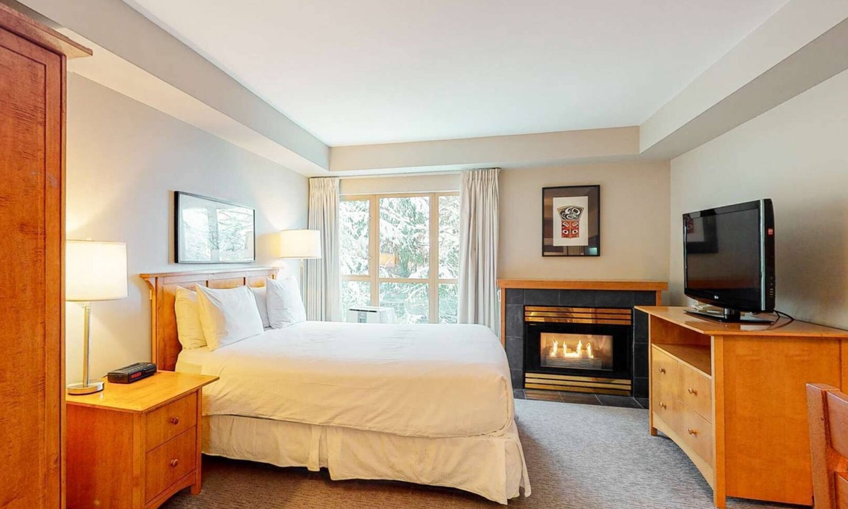 Whistler Village Hotel | Whistler - Whistler Peak Lodge 311