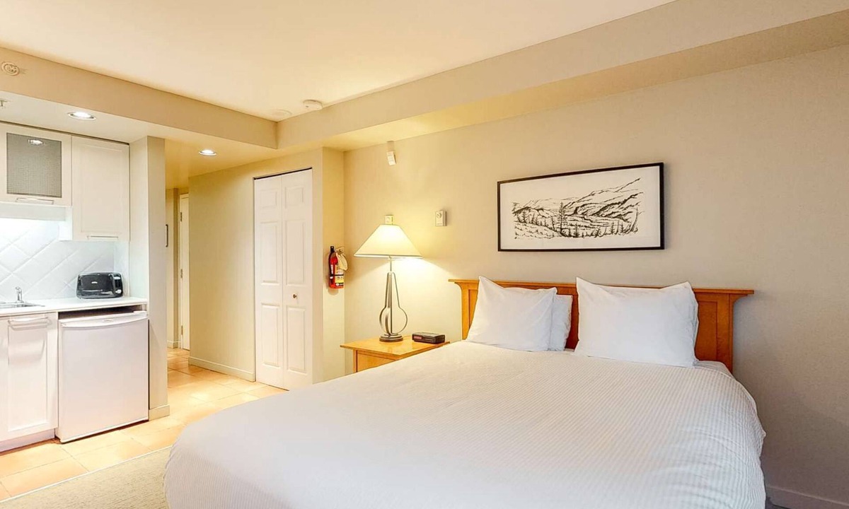Whistler Village Hotel | Whistler - Whistler Peak Lodge 519