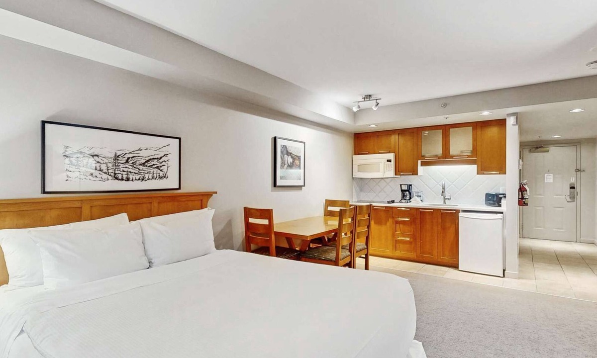 Whistler Village Hotel | Whistler - Whistler Peak Lodge 521