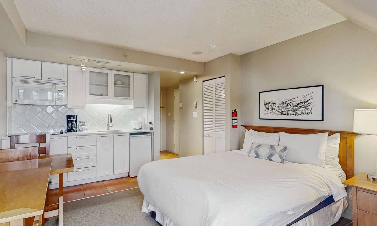 Whistler Village Hotel | Whistler - Whistler Peak Lodge 608