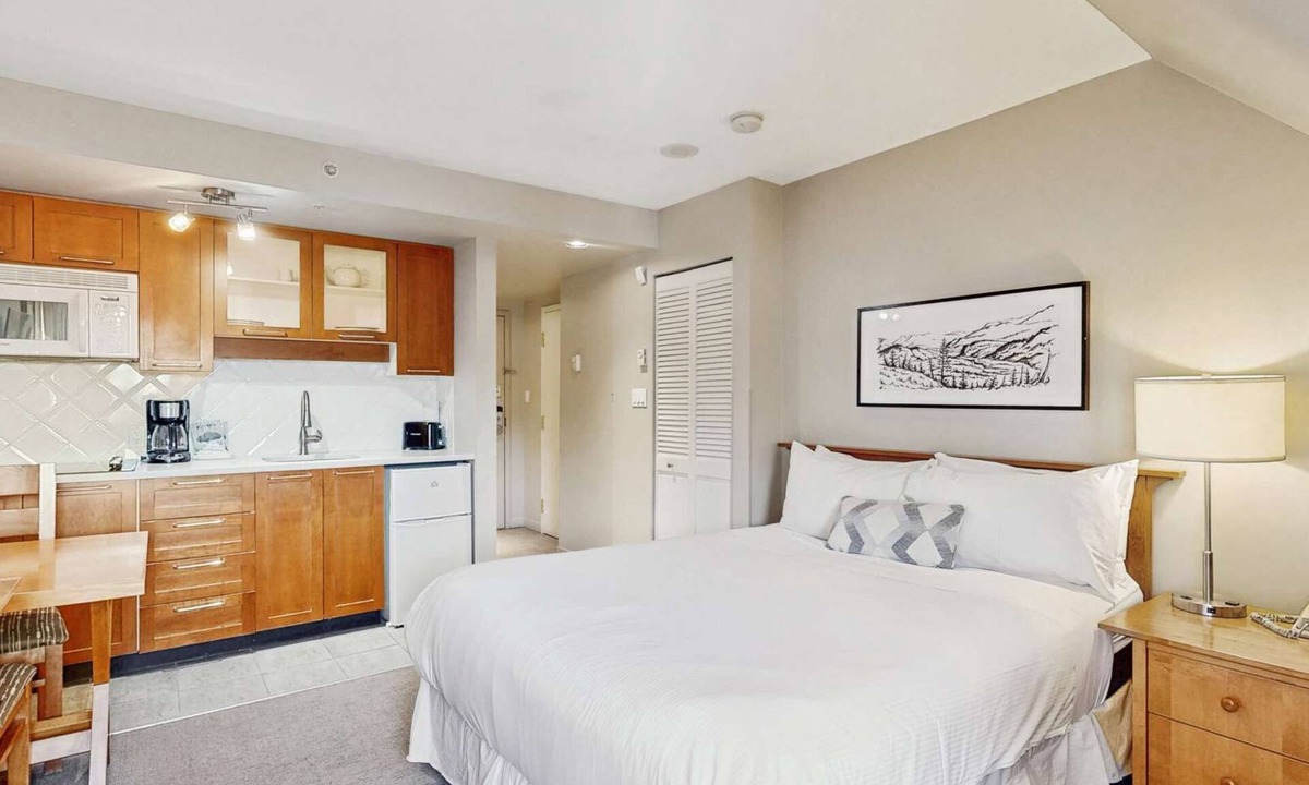 Whistler Village Hotel | Whistler - Whistler Peak Lodge 606