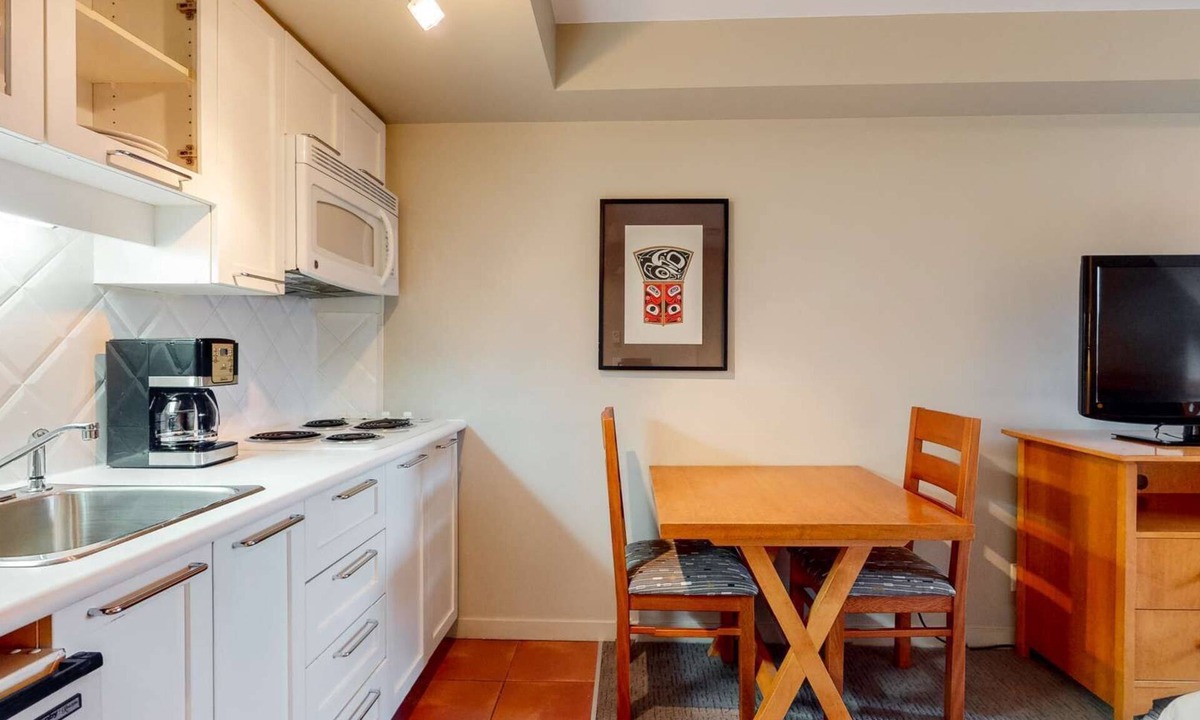 Whistler Village Hotel | Whistler - Whistler Peak Lodge 607