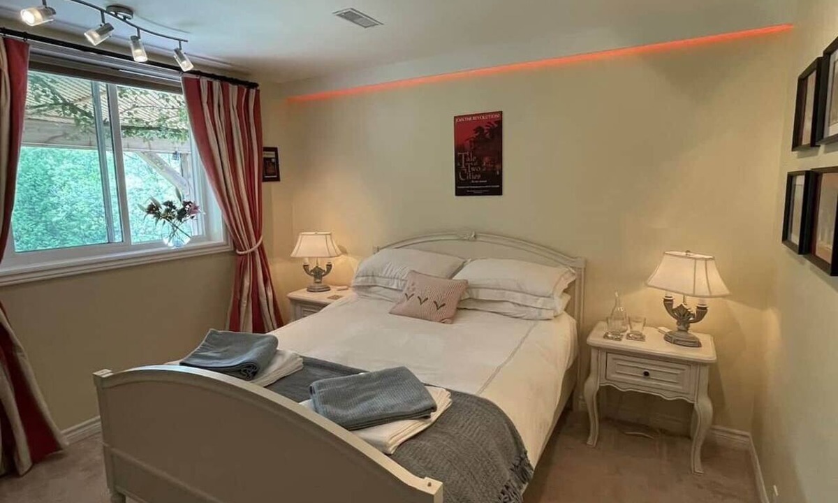 Erin Bed & Breakfast | WMK Tale of Two Cities Room