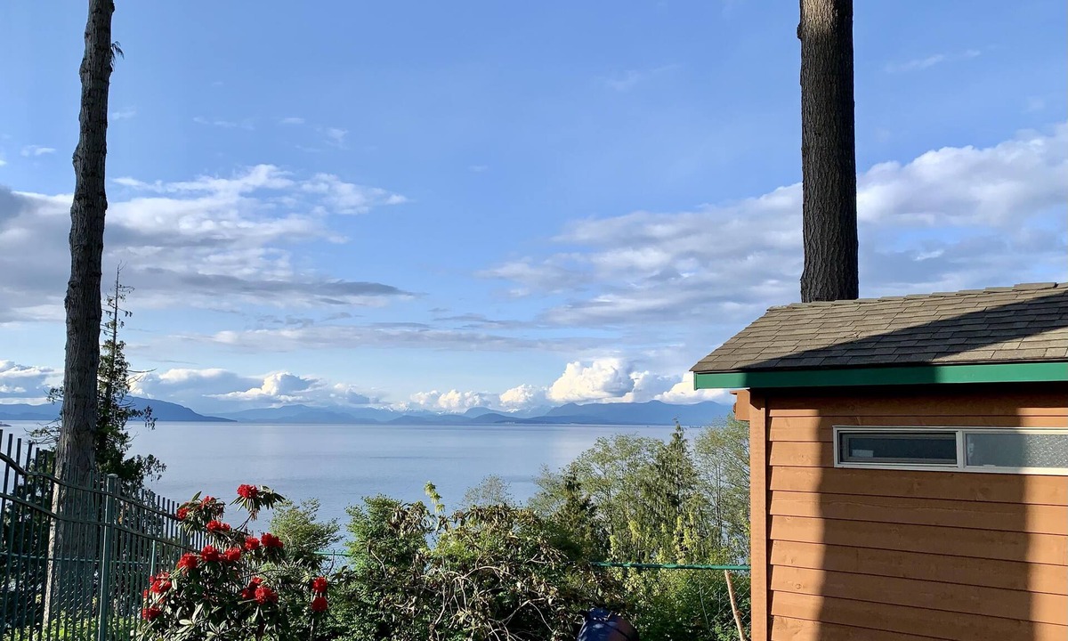 Regional District of Nanaimo House | Woke Up at the Edge of the Pacific- Private Room with Free Parking in Nanaimo