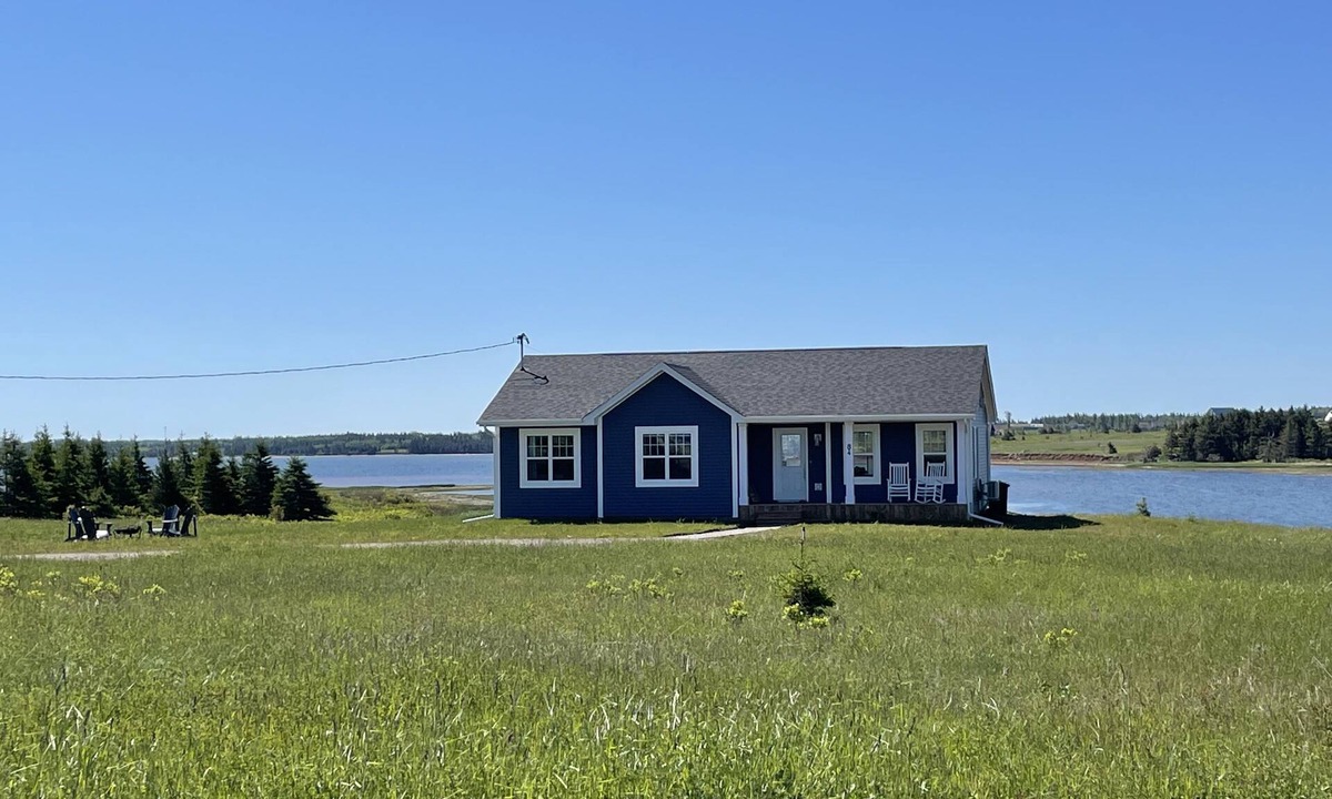 Anglo Rustico Cottage | Your Perfect Fall Getaway- Only a 5 Minute Walk From Beautiful North Shore Beach