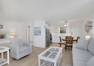 3RD FLOOR STUDIO | POOL-VIEW LANAI | KING BED | FREE PARKING | STEPS TO BONITA BEACH in Bonita Springs