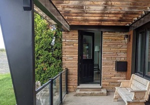 Beachfront Cottage, Short Walk to Downtown!