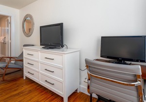 Newly Remodeled! Sunny Days B302 at Park Pointe with community pool. in Chelan