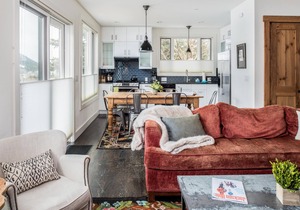 Outpost: King Ridge 7 Penthouse - AC & Hot Tub! in Jackson