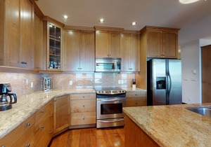 Ski-in/out condo w/private hot tub, gas fireplace, & steam shower - mtn views
